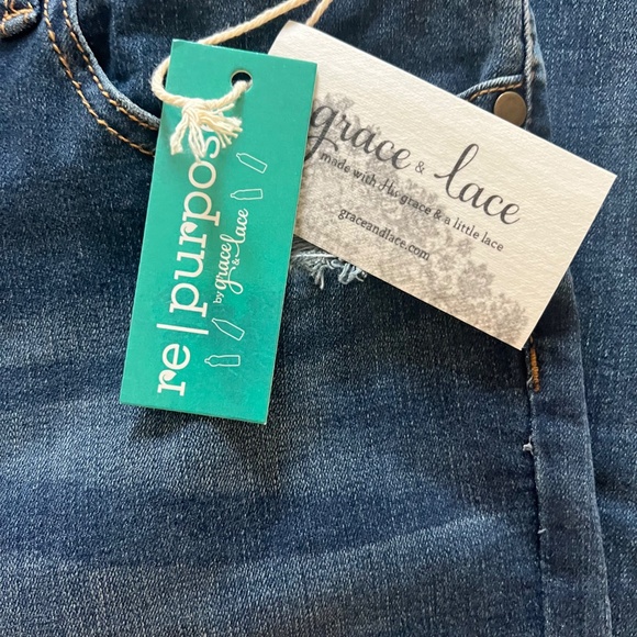 NWT Grace and Lace Repurposed Cropped Distressed Denim in Dark Mid Wash Size 14 - Picture 6 of 8
